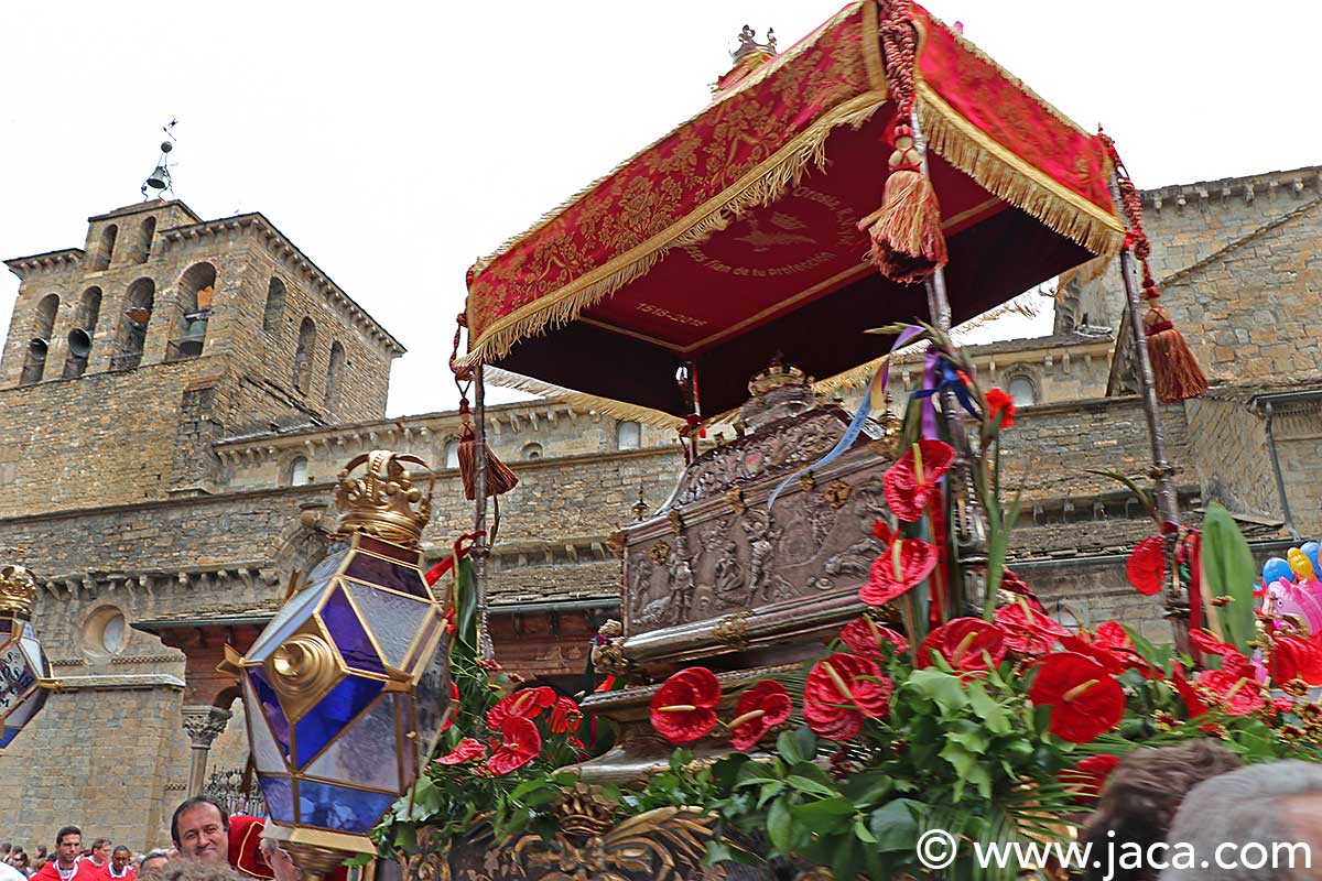 Espectáculos infantiles, actividades para jóvenes, conciertos, tradiciones o folklore son algunas de las propuestas del amplio programa diseñado para celebrar las fiestas de Santa Orosia y San Pedro del 23 al 29 de junio. Como preámbulo se incluye una jornada prefiestas, el sábado 10 de junio en la plaza San Lure que incluirá una comida (cuyos tiques se pueden comprar en las peñas, 12 euros para adultos y 6 € el infantil), actividades, hinchables para los más pequeños, Disco Móvil a partir de las 19.00 y de 23.00 a 3.00 orquesta. La entrada será libre y gratuita por la tarde.
