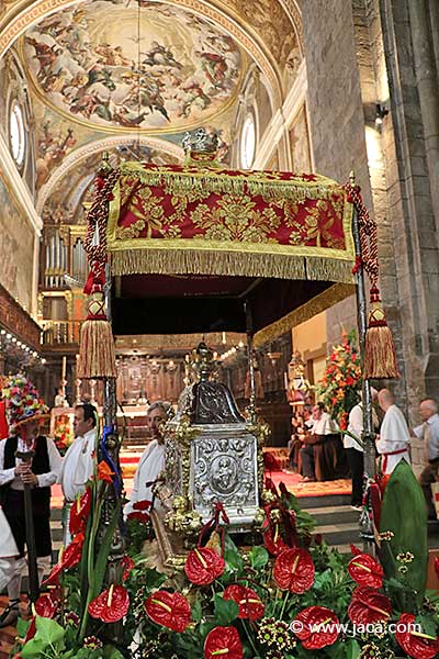 Los principales actos religiosos tendrán lugar el día 24, con la entrada de los romeros, y el día 25 con la procesión y las celebraciones de Santa Orosia, patrona de Jaca que serán las protagonistas de la mañana. A partir de las 11h Procesión con el relicario en el que se conservan los restos de la Patrona de Jaca y su Diócesis. Saldrá de la Catedral en dirección a la Plaza de Biscós donde se venerarán las
Reliquias, culminando con la tradicional Ofrenda floral. La Hermandad del Primer Viernes de Mayo, portará las urnas con los restos de San Félix y San Voto y San Indalecio. Acompañarán a nuestra patrona El Pendón de la Cofradía de Santa Orosia, “Os Baylados de Santa Orosia”, Danzantes de Santa Orosia y los Danzantes de Palos del Grupo Folklórico Alto Aragón. 