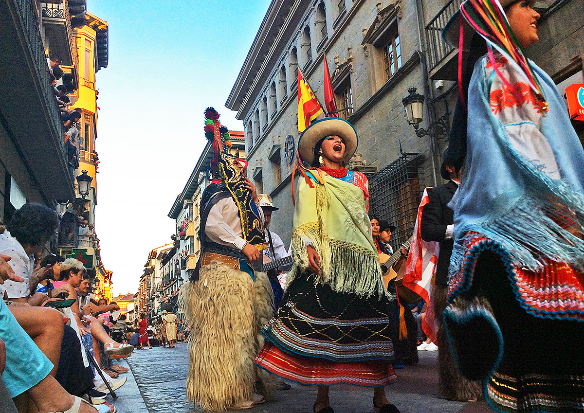 Cerca de medio millar de participantes llenarán las calles y plazas de Jaca de música y folklore durante la primera semana de agosto. Vuelve el festival folklórico de Jaca, el más antiguo de España y uno de los más reconocidos en el mundo con actividades para todos: pasacalles, espectáculos de tarde y noche, desfiles, conciertos de “Lunas del Mundo” y también exposiciones, feria de artesanía y actividades para los más jóvenes, entre otras propuestas. 

Además, el Festival contará con actividades previas el fin de semana del 28 al 30 de julio, gracias a las jornadas “Al son del chiflo” del Grupo Folklórico Alto Aragón de Jaca.