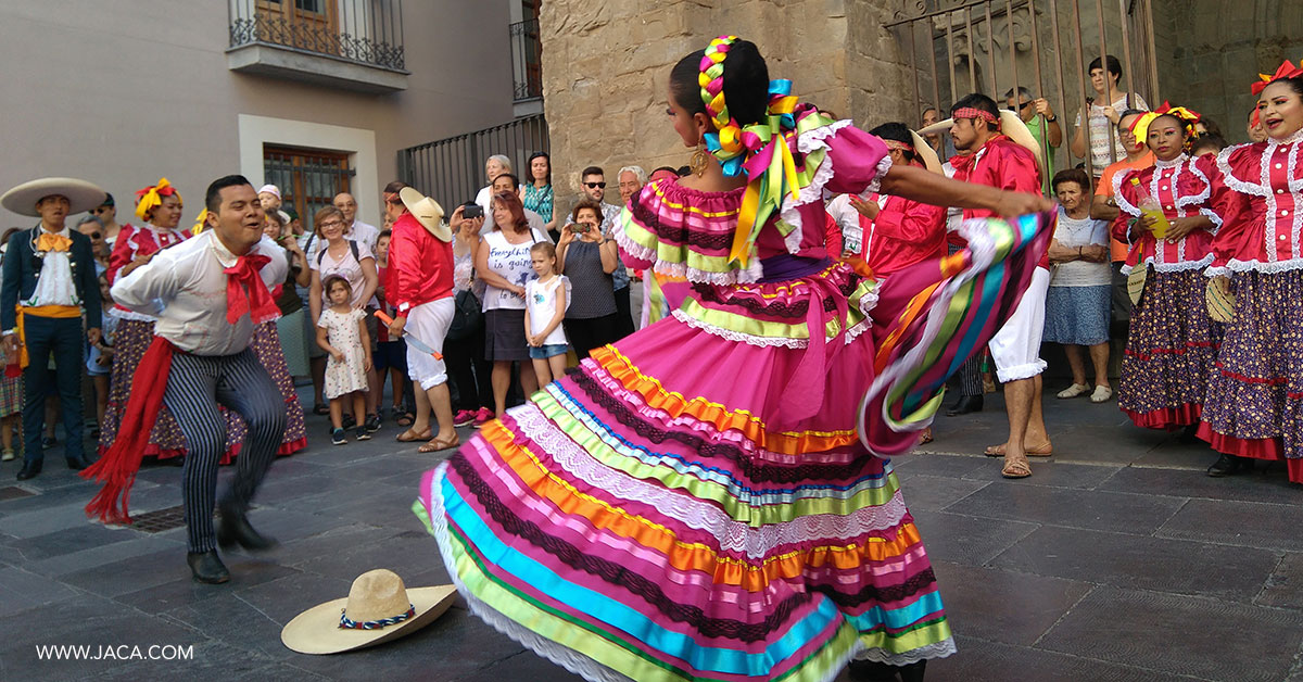 Cerca de medio millar de participantes llenarán las calles y plazas de Jaca de música y folklore durante la primera semana de agosto. Vuelve el festival folklórico de Jaca, el más antiguo de España y uno de los más reconocidos en el mundo con actividades para todos: pasacalles, espectáculos de tarde y noche, desfiles, conciertos de “Lunas del Mundo” y también exposiciones, feria de artesanía y actividades para los más jóvenes, entre otras propuestas. 

Además, el Festival contará con actividades previas el fin de semana del 28 al 30 de julio, gracias a las jornadas “Al son del chiflo” del Grupo Folklórico Alto Aragón de Jaca.