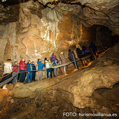 La cueva de Las Güixas, uno de los destinos más visitados durante todo el año, recibió en 2022 a más de 30.000 visitantes. Pero lo que nos proponen este verano es la posibilidad de disfrutar de su riqueza geológica, biológica y su historia con una nueva selección de visitas a su interior que unen entretenimiento, conocimiento y aventura. 