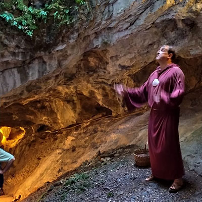 Todos los jueves se organizarán visitas teatralizadas con Fray Damian, un viejo conocido de Villanúa, el personaje que interpreta el carismático actor Manu Bueno y que recupera tras unos años de ausencia. En estas visitas, que tendrán lugar a las 17hs, se va poner el acento en la estrecha relación que a lo largo de la historia ha tenido la cueva de Villanúa con el Camino de Santiago.