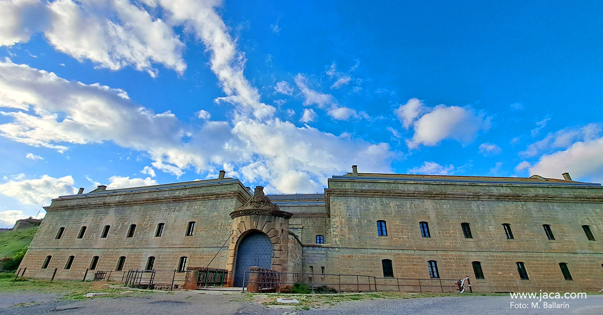 Jaca propone para este verano diversas visitas interpretativas y teatralizadas al entorno de Jaca, la ruta jacobea y, muy especiales, diversas visitas al Fuerte de Rapitán que está habitualmente cerrado al público. 