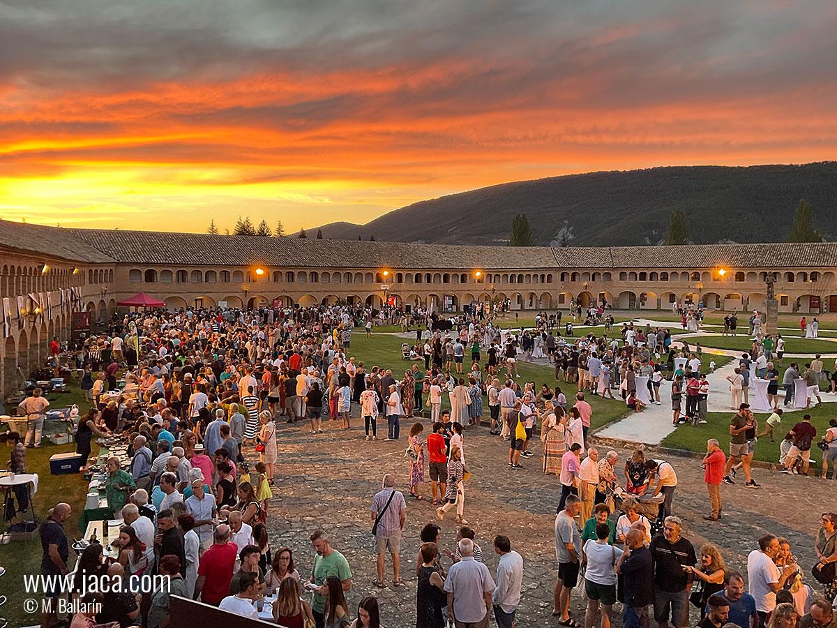 Velada gastronómica en la Ciudadela de Jaca

09/08/22 . Jaca 

Los productores del vecino Béarn serán los protagonistas de la noche gastronómica que tendrá lugar el próximo domingo 14 de agosto en el Patio de Armas del Castillo de San Pedro. Desde las 17 hasta las 23 h, tenemos una cita con la gastronomía y alimentos de proximidad, animación teatralizada y música. 