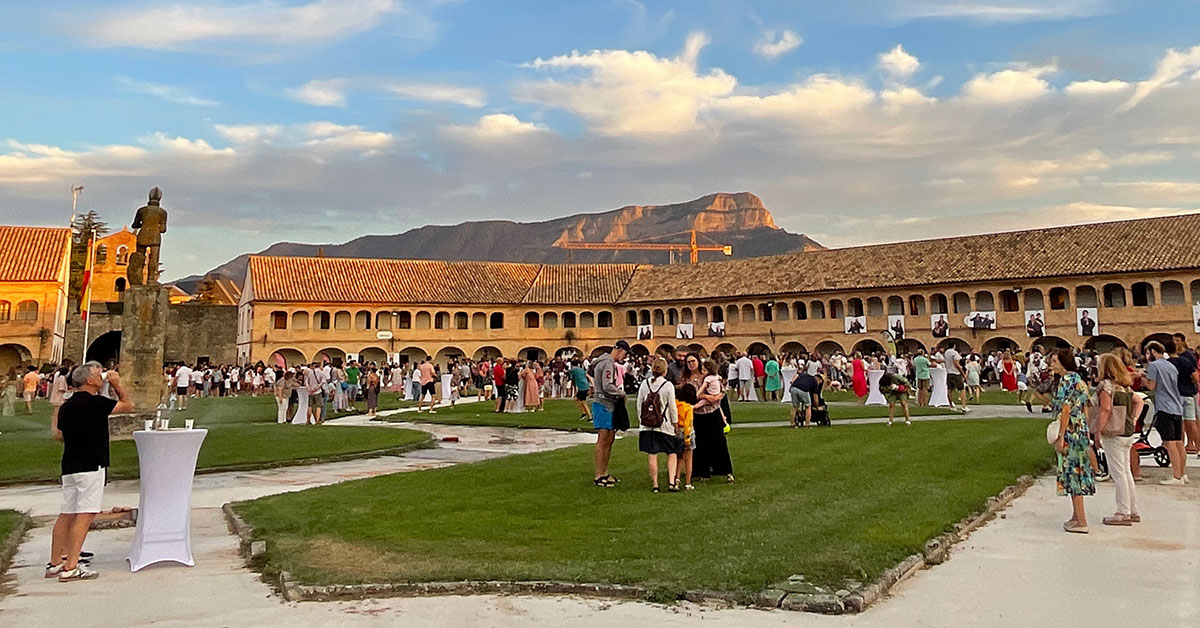 Tras el éxito de la edición de 2022, vuelve a Jaca la fiesta gastronómica del Béarn. El Patio de Armas del Castillo de San Pedro acogerá este domingo 13 de agosto a partir de las 17h, y hasta las 23h, a 25 productores franceses de quesos, vino, cerveza, pasteles y dulces, así como diversos artesanos que, acompañados de música con DJ y restauración, convertirán la fortaleza jaquesa en un espacio gastronómico.