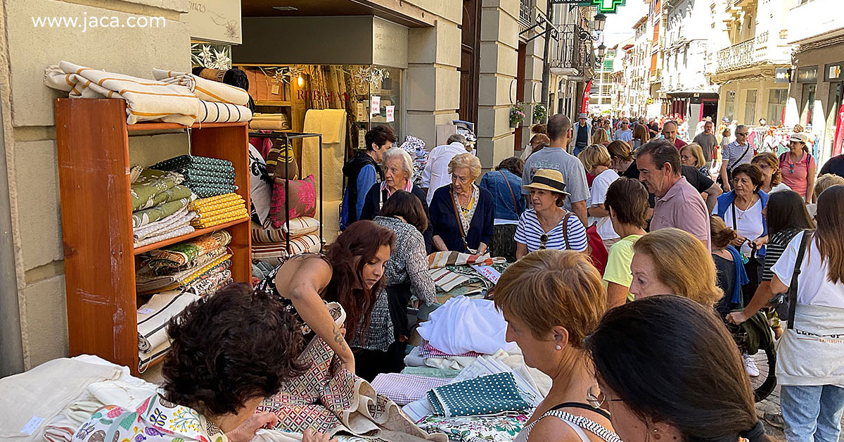 Cerca de 50 establecimientos asociados a ACOMSEJA saldrán a la calle con la Fiesta del Comercio con que la asociación pone el broche al verano, una actividad imprescindible en el calendario de Jaca que ofrece grandes ofertas y descuentos y que este año se celebrará del jueves 24 al sábado 26 de agosto. 