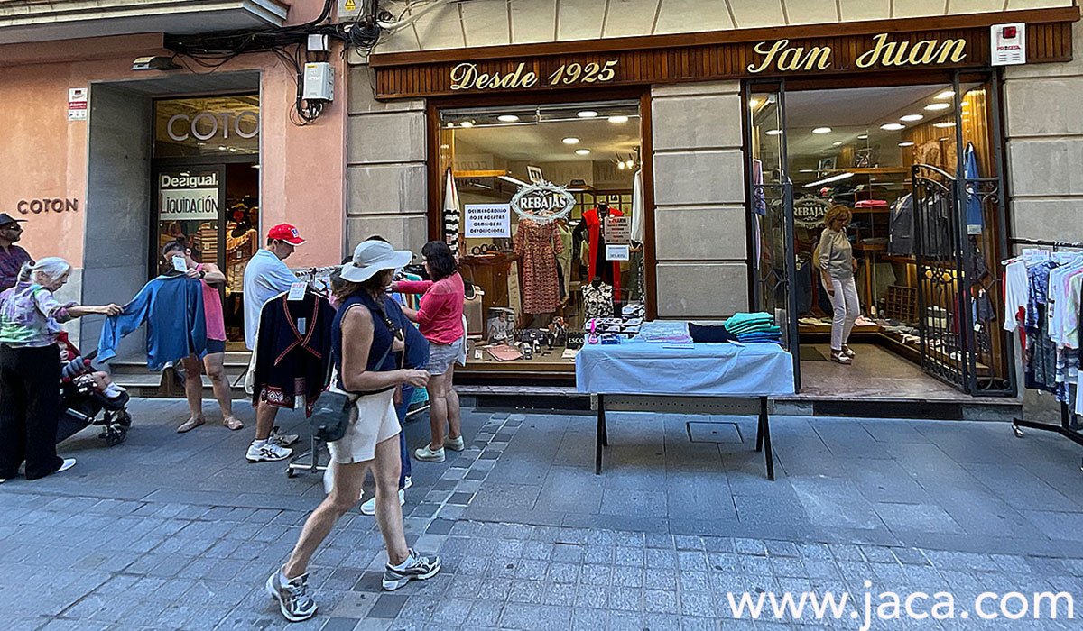 Cerca de 50 establecimientos asociados a ACOMSEJA saldrán a la calle con la Fiesta del Comercio con que la asociación pone el broche al verano, una actividad imprescindible en el calendario de Jaca que ofrece grandes ofertas y descuentos y que este año se celebrará del jueves 24 al sábado 26 de agosto. 