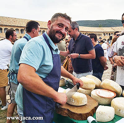 Además de los excelentes quesos de nuestros valles vecinos–de oveja, vaca, mixto y cabra, el muy especial Gruyère Henri IV o el Montagnette al Jurançon, entre otros— , encontraremos charcutería, embutidos, patés, conservas, miel y, como novedad, derivados de la castaña, pato y helados bearneses preparados con productos km0, como heno o hierba luisa. También en esta edición contaremos con la participación del tradicional obrador de Artigarrède, de Oloron-Sainte-Marie , productores de pastel ruso que llegan a la cuarta generación de pasteleros.