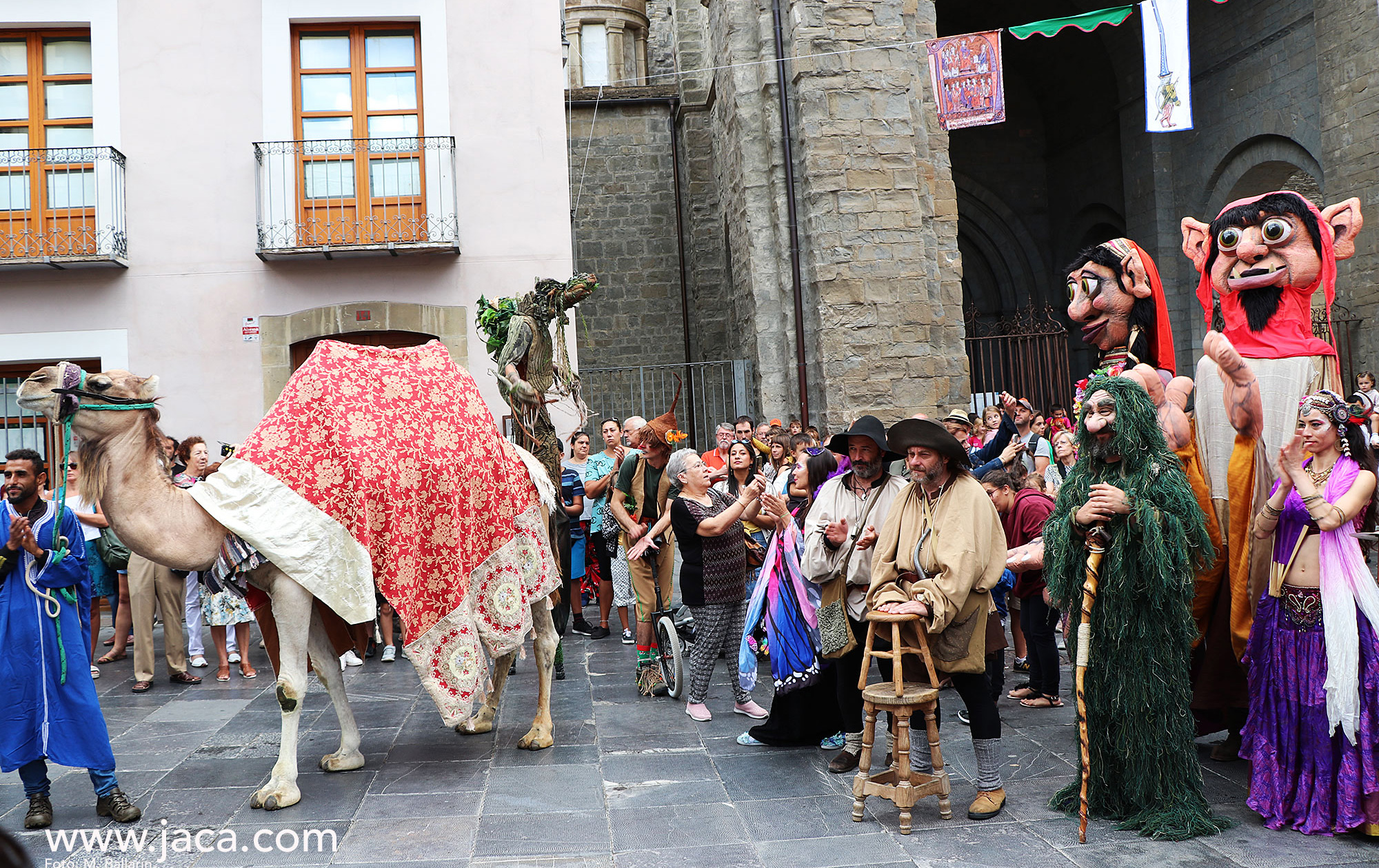 Las jornadas históricas que tendrán lugar en Jaca del 29 de septiembre al 1 de octubre incluirán el Mercado medieval con un centenar de puestos, representaciones históricas, visitas teatralizadas, monólogos, pasacalles y pirotecnia, en un fin de semana que también recordará la llegada del Santo Grial y la importancia del Camino de Santiago en la historia de Jaca.