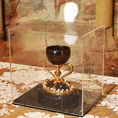 Según la leyenda, el cáliz que utilizó Jesucristo en la última cena fue llevado a Huesca por San Lorenzo, como obsequio a su ciudad natal, donde estuvo custodiado hasta la invasión musulmana. Tras el 714, el Santo Grial recorrió Huesca, Yebra de Basa, Siresa, San Adrián de Sasabe, Bailo, Jaca y San Juan de la Peña, donde permaneció al menos durante dos siglos y medio, hasta que en 1399 Martín I el Humano decidió llevarlo primero a Zaragoza y después a Barcelona. Posteriormente, en 1424, Alfonso V el Magnánimo lo hizo llevar a Valencia, donde hoy se custodia.