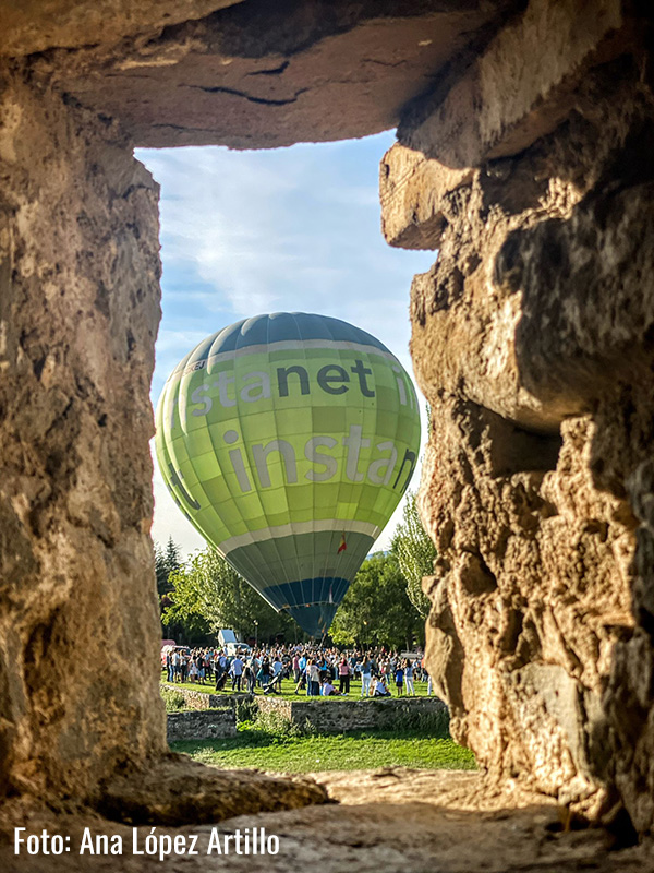 Además, como ya es tradicional, se celebrará el “Night Glow” en la noche del sábado, con exhibición estática nocturna en el glacis de la Ciudadela. Entre las novedades, en esta edición, destaca la presencia de un "globo cautivo", que permitirá a quien lo desee ascender unos metros sin liberar el ancla del suelo. 