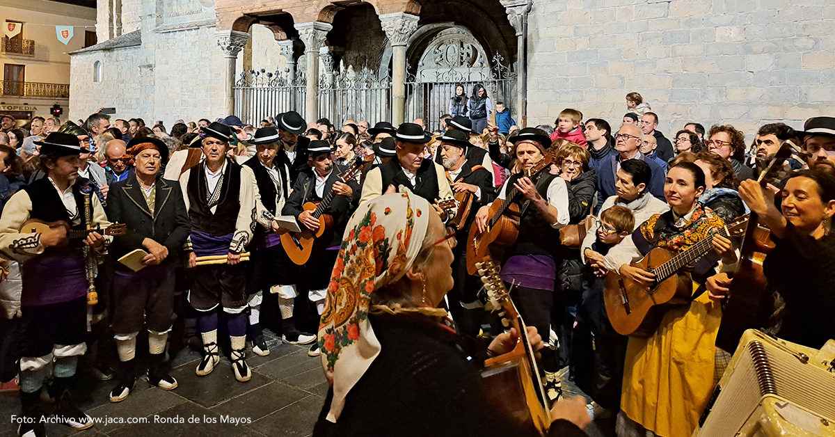 Ronda infantil de San Nicolás con el Grupo Folklórico Alto Aragón de Jaca