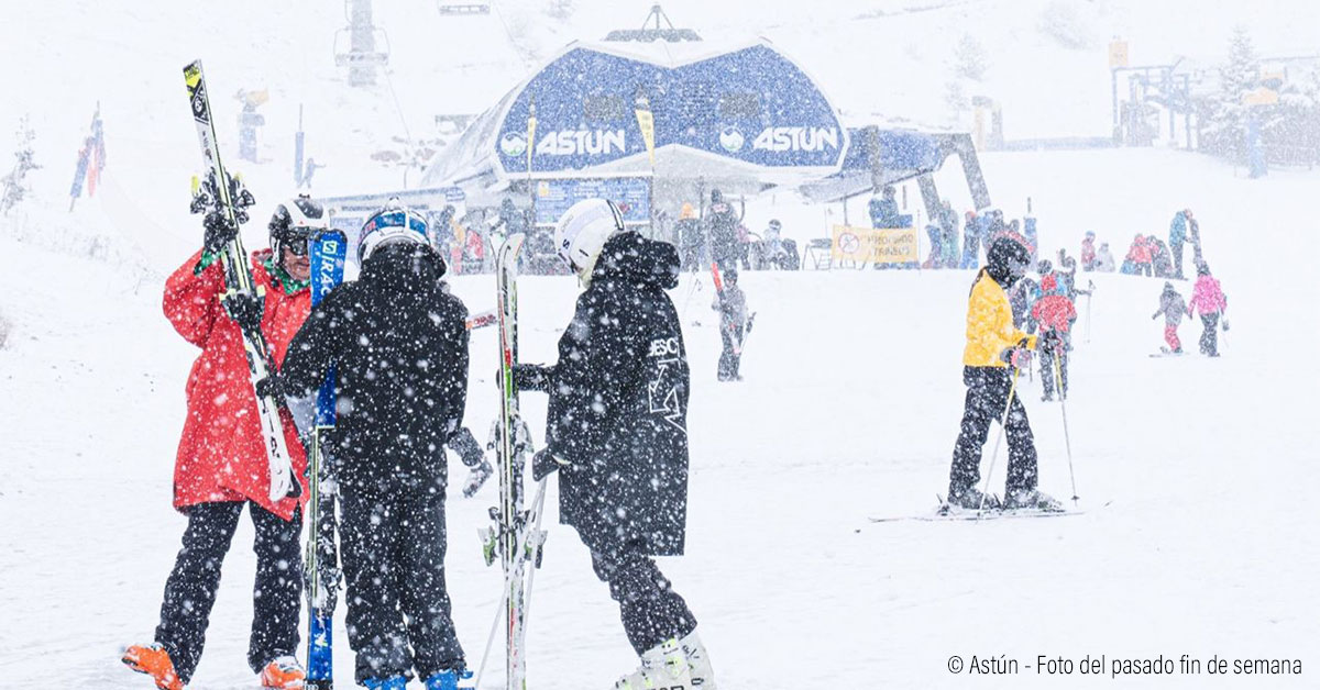 Astún-Candanchú propone hoy 46 km en 56 pistas con 23 remontes y espesores de 35-100 cm mientras que Formigal-Panticosa publica 38 km en 34 pistas y 21 remontes, con espesores de 20 a 60 cm.