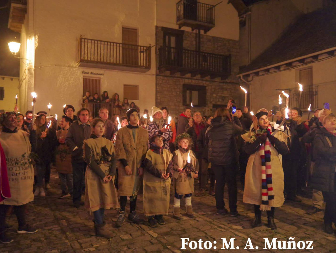 Más tarde, alrededor de las 20h, tendrá lugar la recepción en el Ayuntamiento del Rey del Carnaval, huido de Pau y escondido en Ansó, y seguirá la fiesta con bailes y, a partir de las 21h, hoguera y cena.