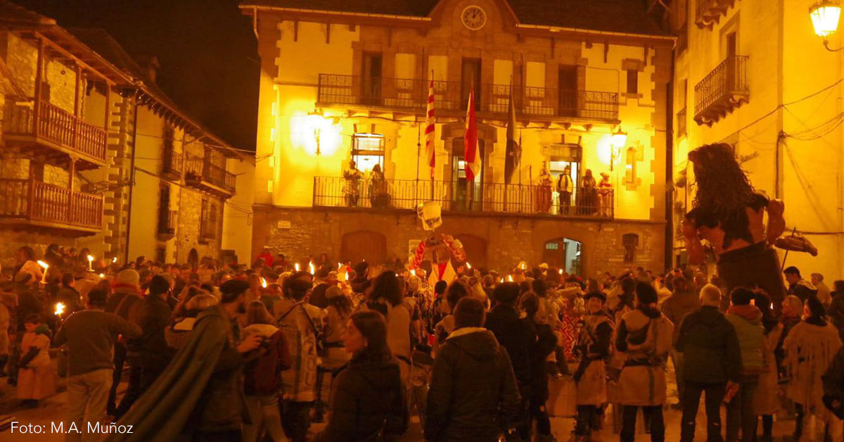 Llega enero y Sent Pançard recorre de nuevo el Pirineo anunciando la llegada del Carnaval. El próximo sábado 20 de enero visitará Ansó acompañado de nuestros vecinos bearneses y lo hará coincidiendo con la festividad de San Sebastián. Una tarde festiva este sábado en Ansó con música, trucos y tradiciones.