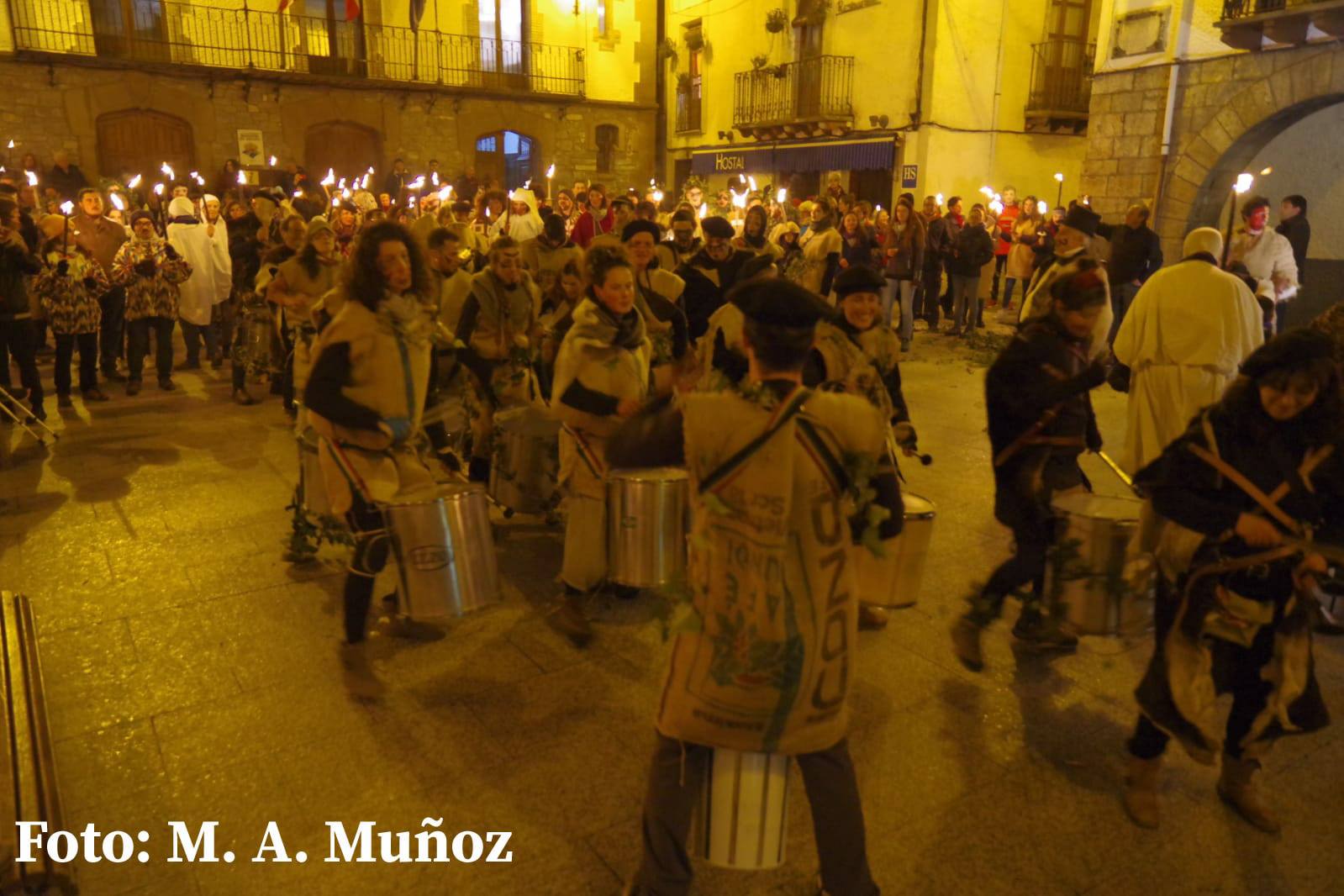 Sent Pançard es el rey del Carnaval y del Béarn, un personaje jovial, goloso y bromista que simboliza la fiesta y los placeres de la vida. Ha huido de la hoguera, tras ser juzgado culpable por sus actos del pasado año, y se refugia en Ansó, desde dónde seguirá su periplo por el Pirineo hasta la fiesta final en Pau, el martes de Carnaval. 