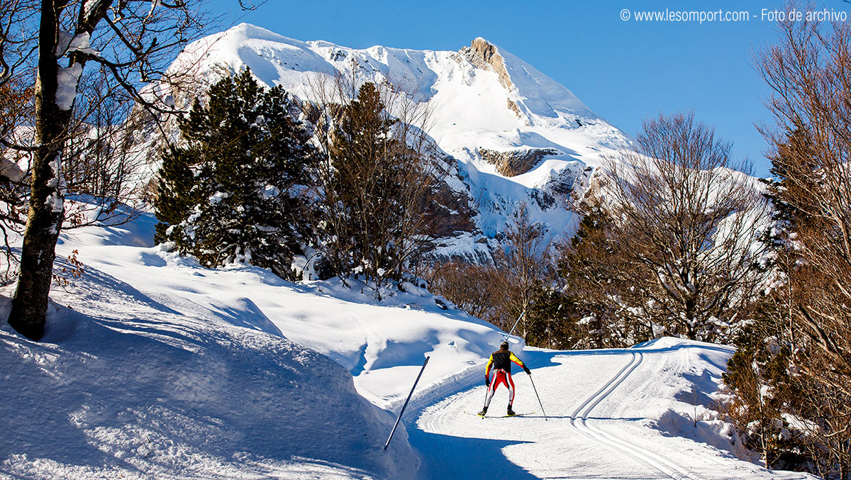 Respecto a los espacios nórdicos, el transfronterizo Espace Somport (Haut Béarn) ha abierto sus pistas de esquí de fondo y desde el pasado domingo se puede disfrutar de 10km de trazados de esquí nórdico (Iniciación, amarilla, verdes y azul) con espesores de 45 cm de nieve. 