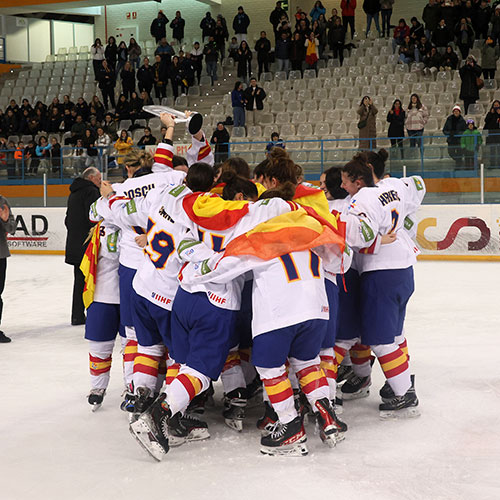 El Campeonato del Mundo U18 femenino de Hockey Hielo (División I, Grupo B) ha concluido esta noche en el Pabellón de Hielo de Jaca (Huesca) con un nuevo éxito para el hockey hielo español. La selección U18 femenina ha repetido medalla en la División I Grupo B, aunque esta vez quedándose a un solo paso del oro tras finalizar en segunda posición con un balance de cuatro victorias y una derrota.