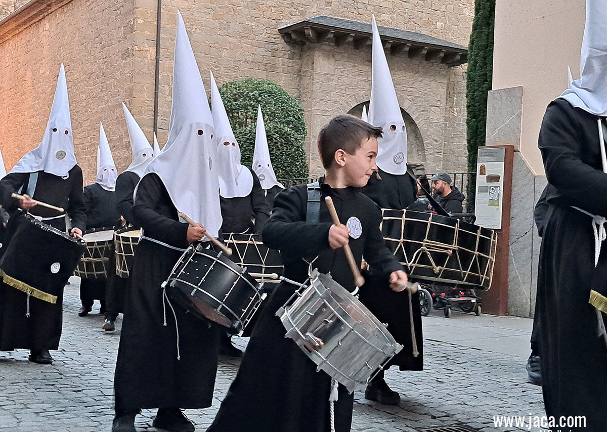 La Semana Santa de Jaca arrancará este viernes 22 de marzo a las 21h con el pregón a cargo de Andrés Raigón Giménez (Cofradía del Cristo Resucitado) y al finalizar el mismo, tendrá lugar el toque de Bandas en la Plaza de San Pedro. Previamente (20h) se habrá inaugurado la exposición fotográfica, que se podrá visitar hasta el 7 de abril, en el Museo Diocesano de Jaca