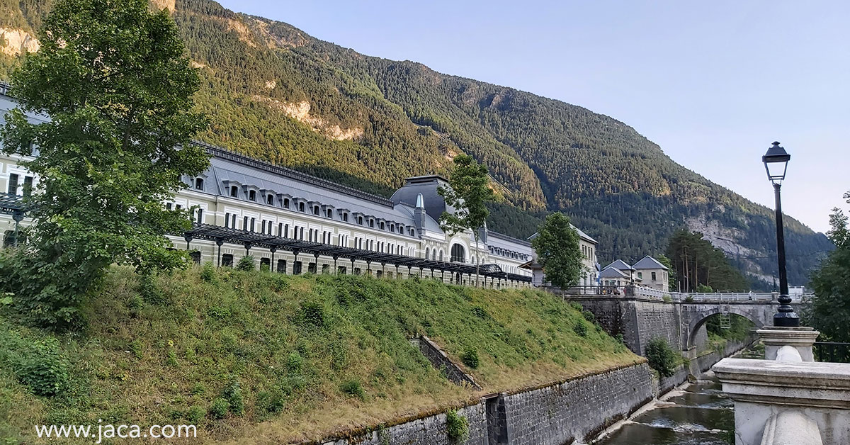 El fin de semana del 6 y 7 de abril tendrán lugar las VIII Jornadas "El Canfranero" con charlas, homenaje y visitas. Los participantes podrán descubrir el pasado y futuro del ferrocarril en Canfranc.