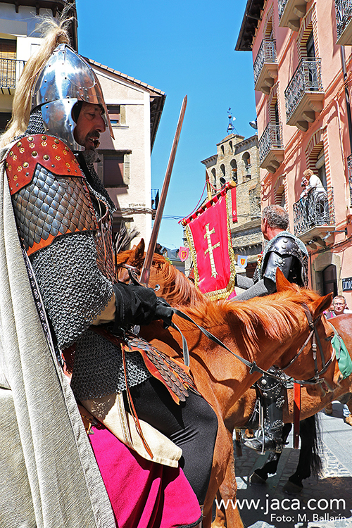 La figura central de la fiesta es el conde Aznar Galíndez, un noble visigodo que gobernó los valles de Hecho y Canfranc con el reconocimiento de Carlomagno. Tuvo que poner a prueba su capacidad de gobernante para lograr defender la codiciada plaza de Jaca y su mayor logro fue que los jacetanos le secundaran en la batalla ante el moro invasor.