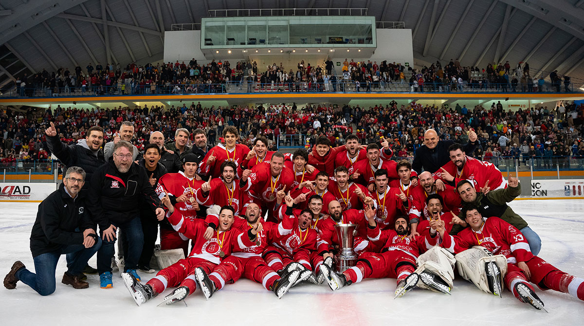 El Club Hielo Jaca ha logrado mantener su condición de campeón de la Liga Nacional de Hockey Hielo (LNHH), después de una trabajada final donde han remontado al SH Majadahonda con tres triunfos seguidos para llevarse su decimoquinto título nacional. 