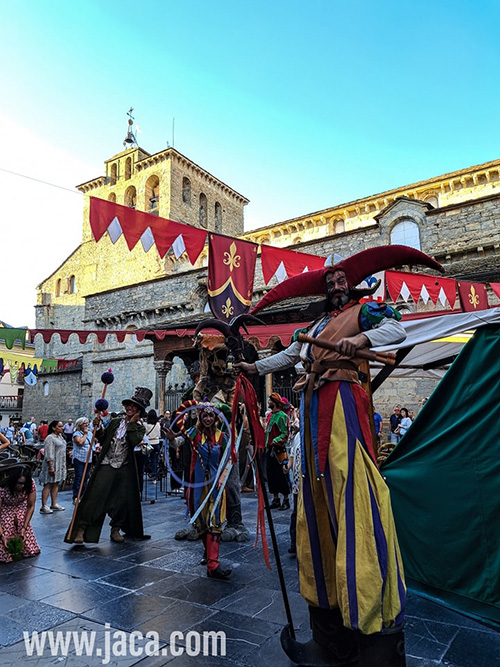 Del 27 al 29 de septiembre de 2024, Jaca viajará de nuevo al medievo para recuperar, durante las jornadas "Jaca, Reino y Leyenda" momentos históricos de su pasado más relevante. Música, recreaciones, espectáculos de fuego, charlas y la cita anual con el Mercado medieval de Jaca para un evento que busca alargar la temporada estival y que llega a su segunda edición. 