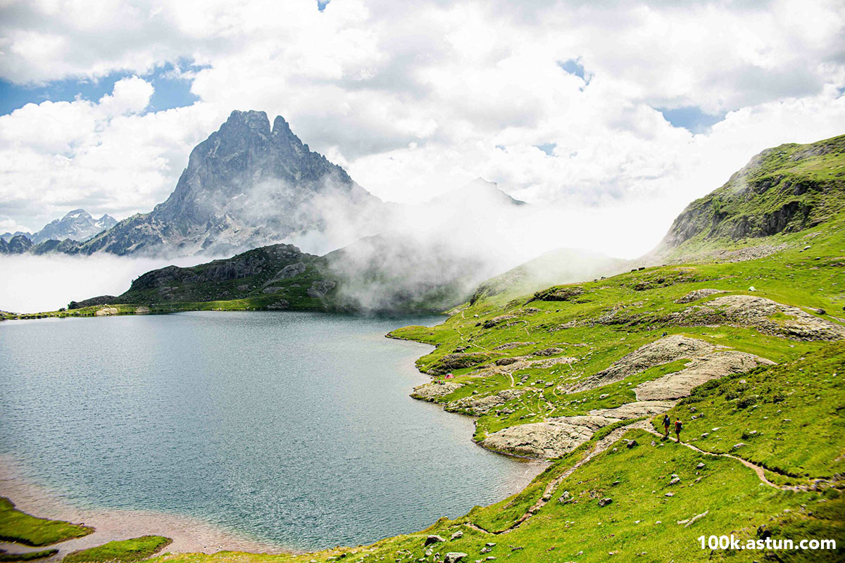 Telesilla a los lagos de Astún, los ibones a un paso



Llegar hasta los ibones de Truchas y Escalar o el Pico des Moines, así como disfrutar de excursiones y paseos hasta los lagos de Ayous, es más fácil en verano gracias al telesilla que nos lleva desde la base de la estación de Astún hasta Truchas... Leer más