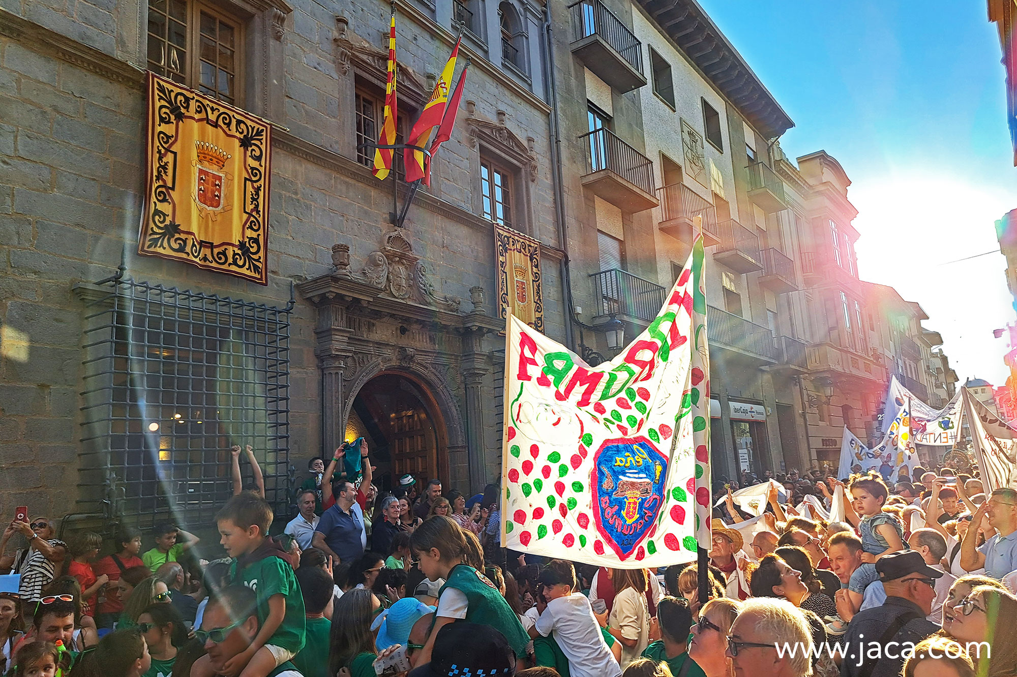Con el ánimo de hacerlas cada vez más populares, las fiestas de Jaca en honor de Santa Orosia y San Pedro llegan cargadas de actividades para todos, con un intenso programa, mucha música y novedades, como el cambio de la hora del pregón que será a mediodía del domingo 23 de junio, así como conciertos todas las noches. Del 23 al 29 de junio, quédate en Fiestas... 
