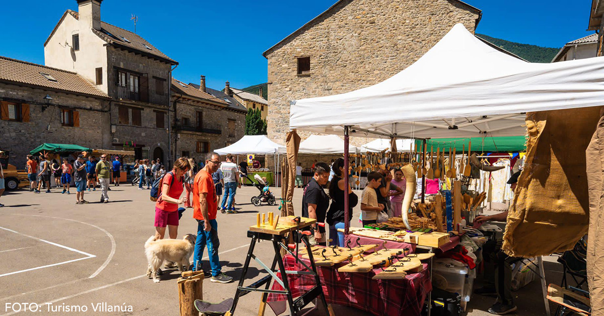 La Feria de Arte, Artesanía y Reciclaje reúne en Villanúa a productores y artesanos