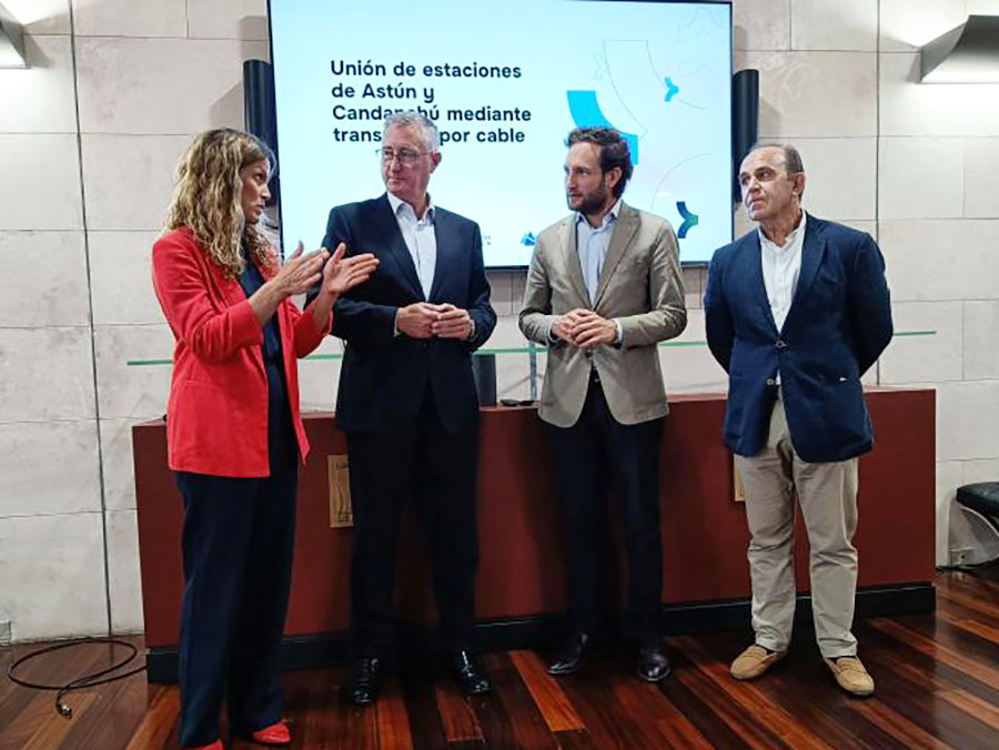 El consejero de Medio Ambiente y Turismo, Manuel Blasco, el presidente de la Diputación Provincial de Huesca, Isaac Claver, el presidente de la Mancomunidad del Alto Valle del Aragón, Álvaro Salesa, y la directora gerente de Turismo de Aragón, María Jesús Gimeno, han presentado hoy el proyecto en la sede de la institución provincial en Huesca.