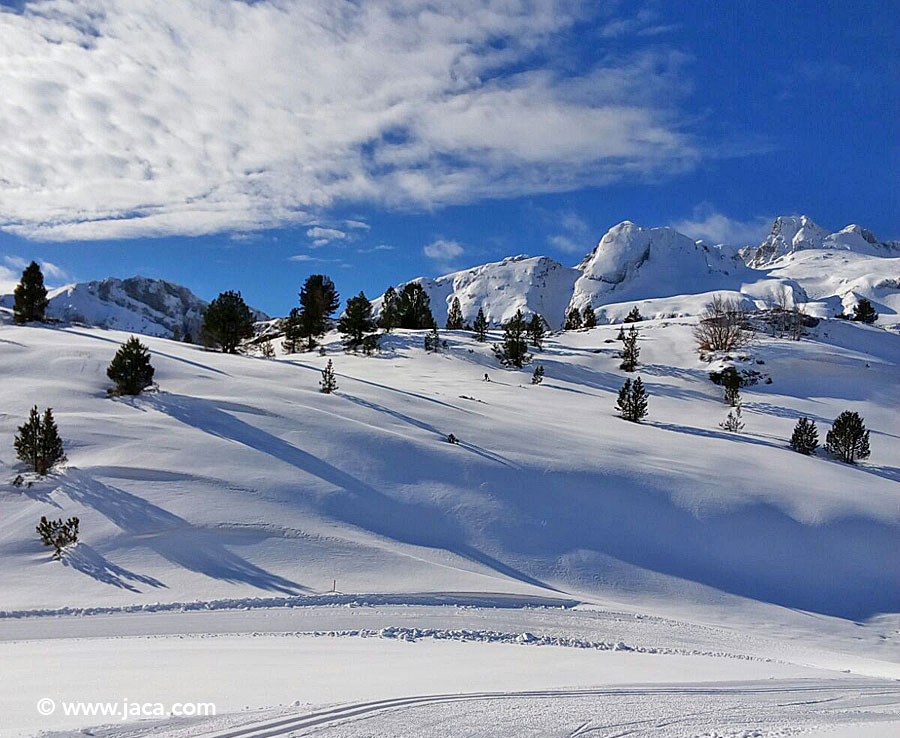 Las estaciones de esquí del entorno de Jaca anuncian la apertura de sus pistas. Desde este fin de semana, Astún, Candanchú, Formigal y Panticosa en esquí alpino así como Espace Somport, para nórdico y raquetas, y Linza y Balneario de Panticosa para el esquí de fondo, abren sus instalaciones.