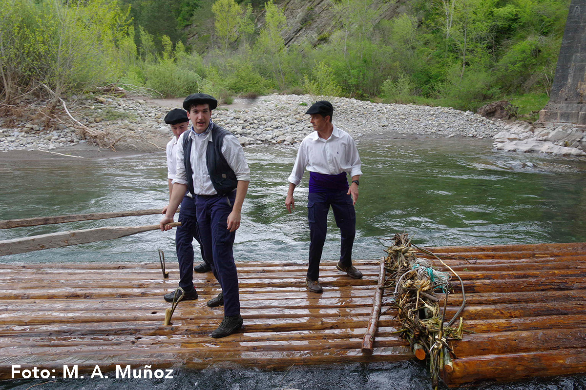 Desde que en 2008 la Asociación de Navateros de la Val d’Hecho organizara el primer descenso de navatas, este encuentro con la tradición se ha convertido en una fiesta y cita imprescindible en el Valle de Hecho el primer fin de semana de mayo.