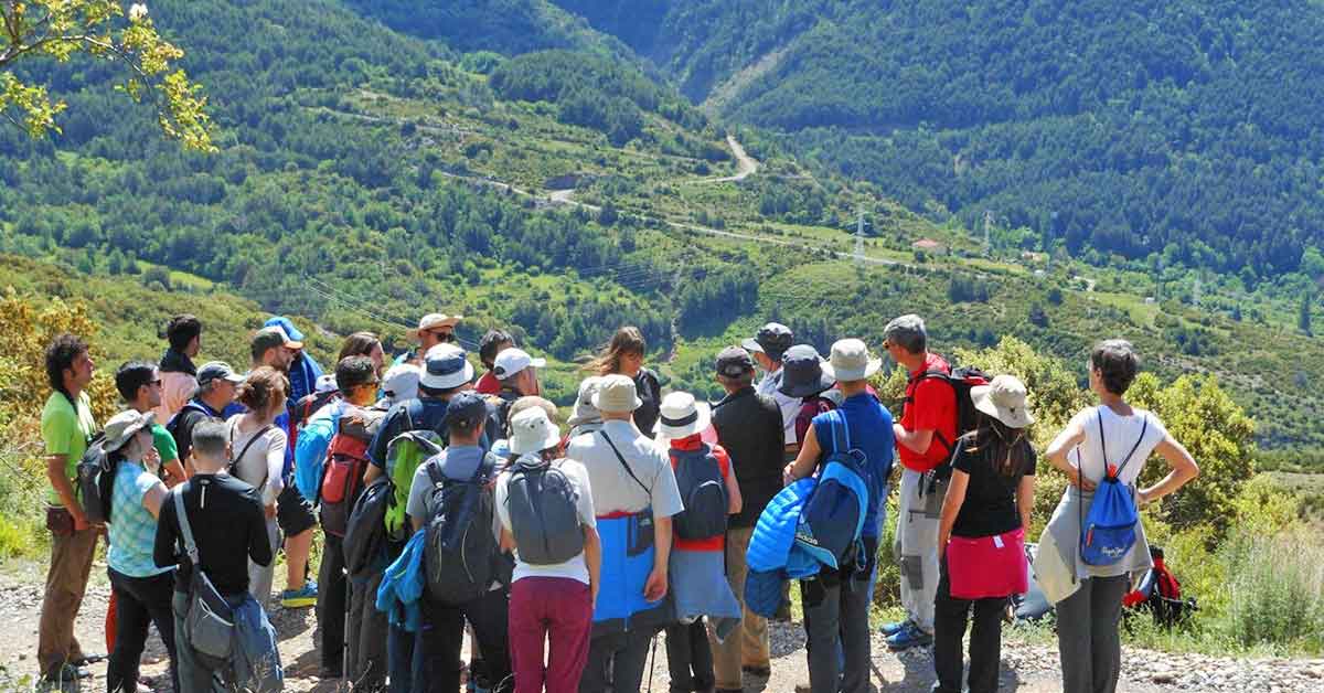 Coincidiendo con el Día Internacional de las Cuevas y el Mundo Subterráneo, Villanúa acogerá una nueva edición de las Jornadas Geológicas de las Güixas, que este año se presentan bajo el lema “Paleo y Hielo”. Durante dos días, la geología del entorno de la Cueva de las Güixas será la gran protagonista a través de charlas, rutas interpretativas y talleres divulgativos. Todas las actividades son gratuitas, aunque requieren inscripción previa en turismovillanua.es.