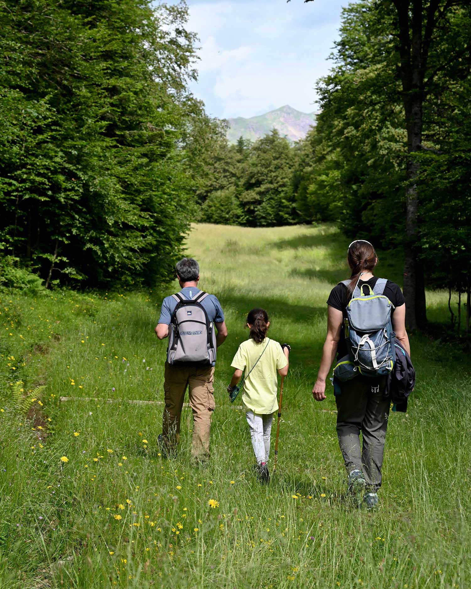 En Somport Pirineos puedes disfrutar de una variada oferta de actividades al aire libre para todas las edades: paseos en BTT eléctrica, salidas de barranquismo, patinetes eléctricos, roller ski y roller todo terreno. Para los más pequeños, área de juegos con karts a pedales, juegos gigantes además de alquiler de bicicletas infantiles. Actividades ideales para disfrutar en familia o con amigos en plena naturaleza... Más info