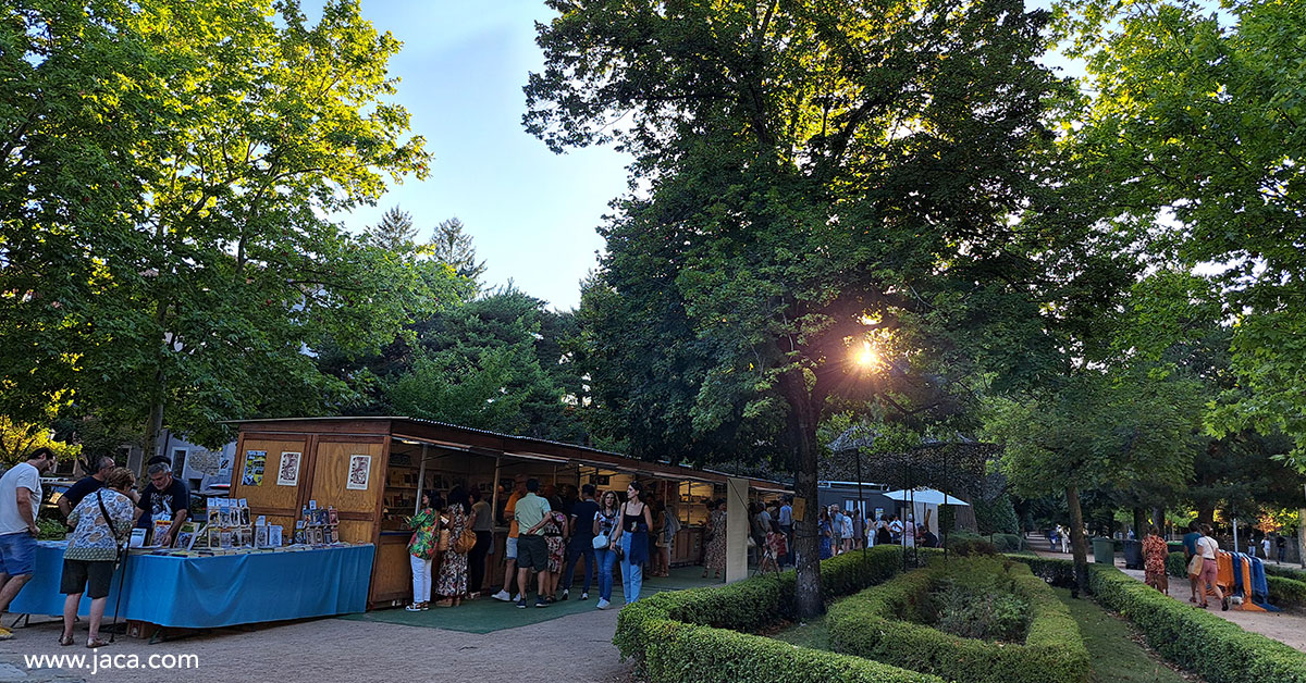 La ciudad de Jaca acoge del 14 al 17 de agosto la XXVI Feria del Libro, una cita cultural y fiesta de la lectura consolidada que reunirá a más de 70 escritores y 17 librerías, editoriales y asociaciones distribuidas en 22 casetas. El evento se celebrará en el Paseo de la Constitución, un espacio natural en el centro de Jaca que albergará la mayoría de presentaciones, talleres y cuentacuentos.
