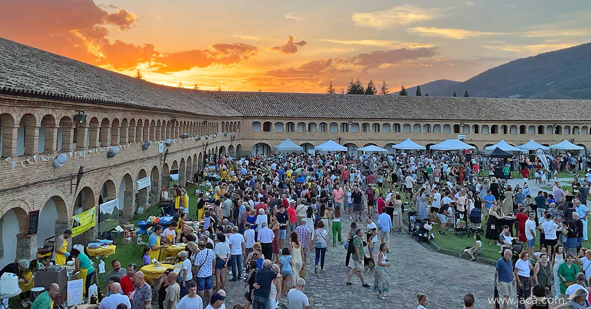 Esta cita, que celebra los sabores del patrimonio culinario de los valles de Aspe, Barétous y Ossau, representa mucho más que un mercado gastronómico: es un momento de encuentro e intercambio entre territorios vecinos