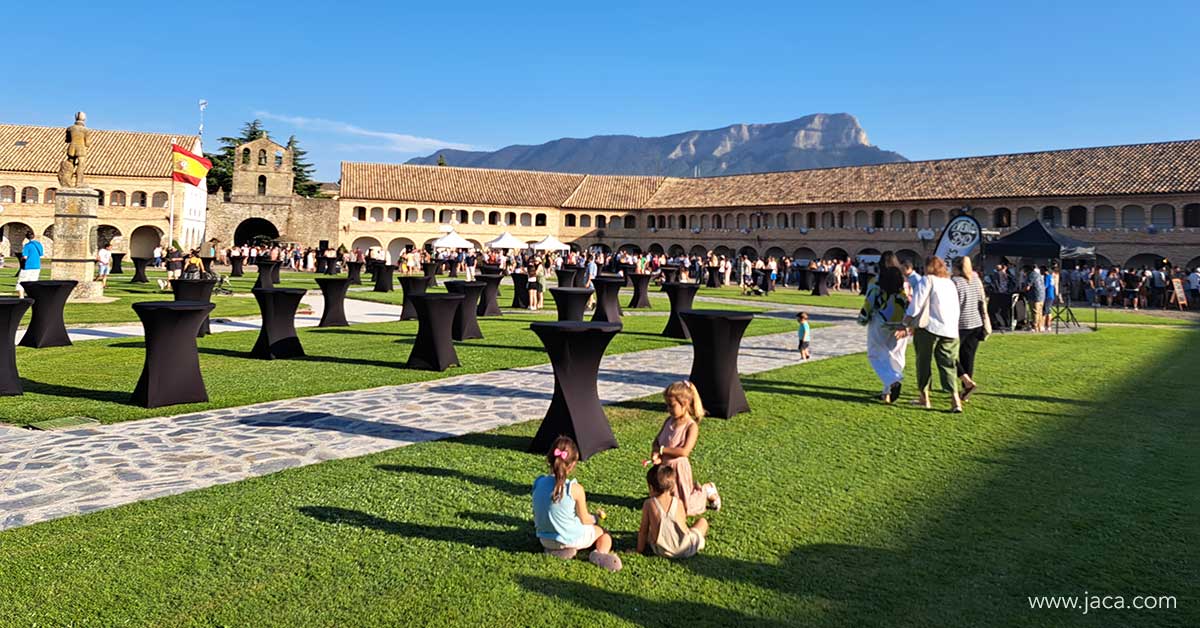 Jaca se prepara para acoger, por cuarto año consecutivo, la Noche de la Gastronomía, una de las citas más esperadas del verano. El evento, que se celebrará el jueves 14 de agosto a partir de las 17:30 h en el Patio de Armas de la Ciudadela de Jaca, se ha convertido en encuentro festivo y un símbolo de la proximidad cultural, gastronómica y social entre los Pirineos franceses y aragoneses.