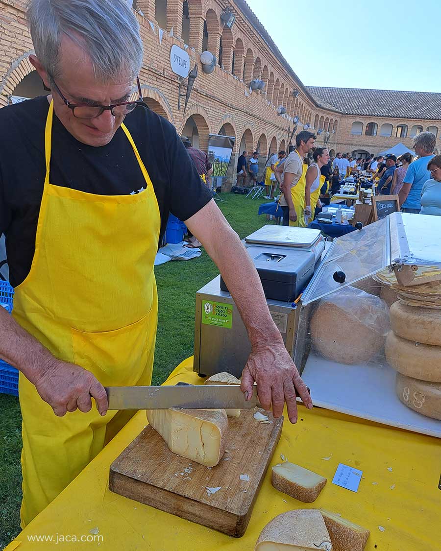 Además de quesos, los asistentes podrán degustar embutidos tradicionales, conservas y patés, jamones curados, salchichones, derivados de la castaña, miel de montaña, mermeladas caseras y postres emblemáticos como el pastel ruso –creado por la familia Artigarrède de Oloron-Sainte-Marie, helados artesanales o pasteles vascos rellenos de crema y frutas. Todo ello maridado con vinos de Jurançon, tanto blancos secos como dulces, traídos del otro lado de la frontera. 