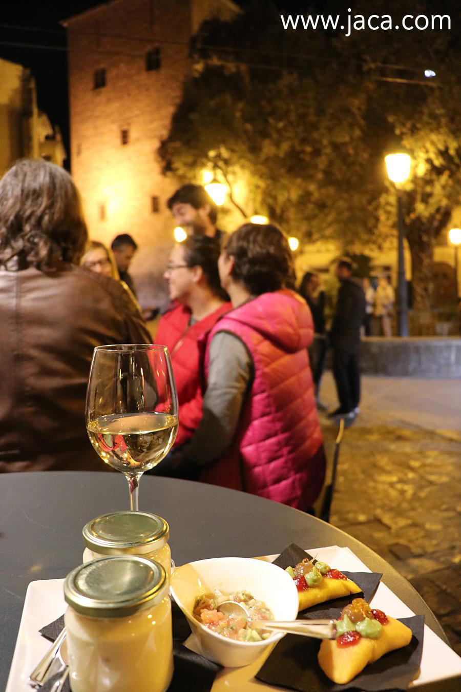 El concurso de tapas de Jaca que se celebra en torno a un fin de semana de octubre, es una gran fiesta gastronómica y social y el evento gastronómico más importante de Jaca. Desde la organización se adelanta que este año habrá novedades en el sistema de premios y en las actividades de dinamización, con el objetivo de reforzar el atractivo de la cita para participantes y público.