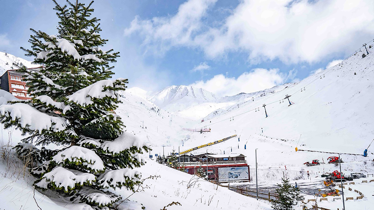 El inicio de la temporada de nieve en el Pirineo aragonés llega este año con un arranque escalonado y marcado por buenas condiciones. Astún abrirá sus instalaciones este sábado 29 y domingo 30 de noviembre, recuperando la actividad para un primer fin de semana de esquí en horario habitual, de 9.00 a 16.30 horas.