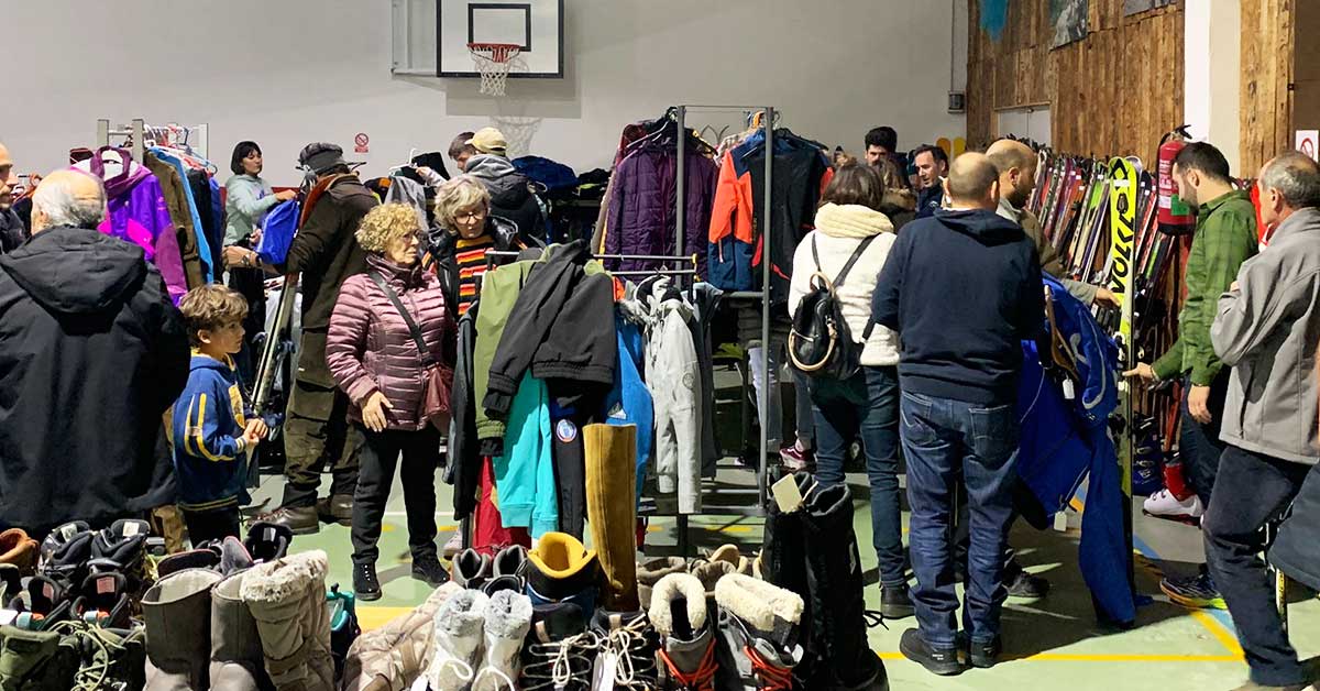 Villanúa inicia este fin de semana la temporada blanca con uno de los eventos más esperados por los aficionados a la nieve y la montaña. Del 28 al 30 de noviembre, el polideportivo municipal acogerá una nueva edición de Second Hand, la tradicional Feria de Nieve y Deportes de Montaña que marca el arranque oficioso del esquí en el valle del Aragón y en el conjunto del Pirineo aragonés.