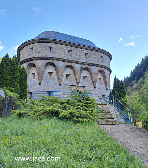 En Canfranc, el proyecto integrará también la Torreta de Fusileros, vinculada al sistema defensivo que protegía el paso fronterizo y el histórico corredor ferroviario internacional; el fuerte de la Sagüeta y varias posiciones de la Línea P.