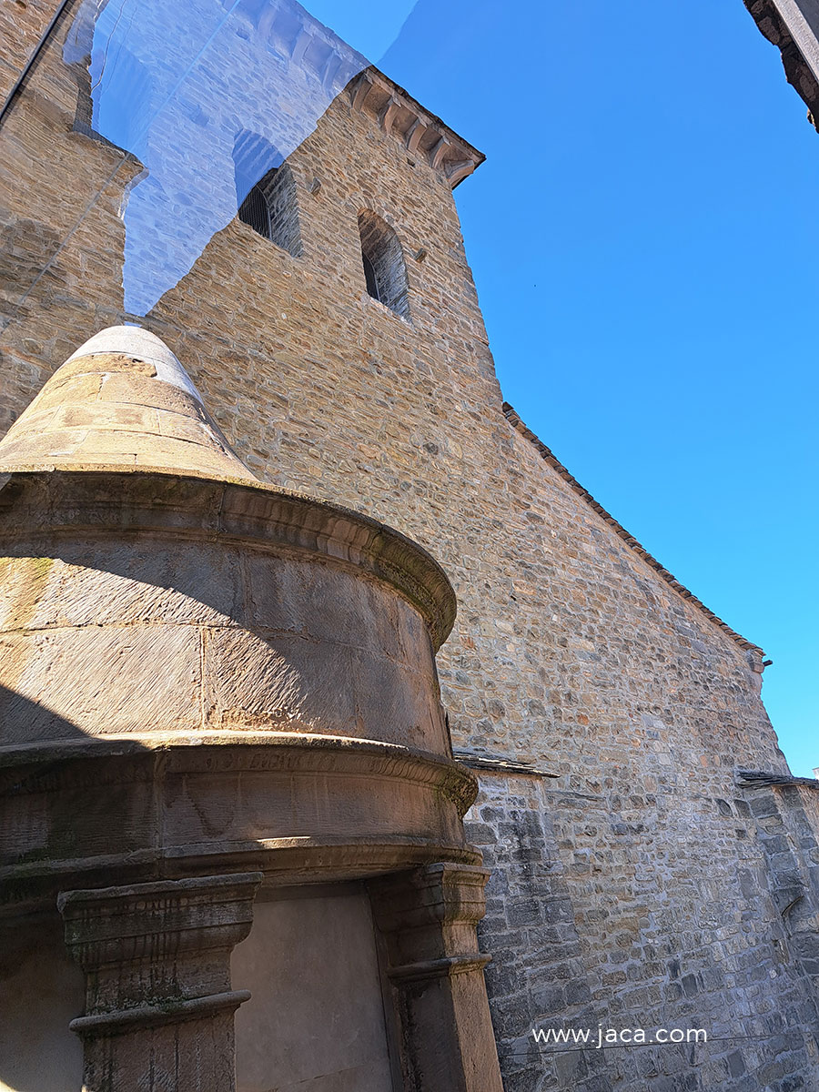 La visita continúa hasta el campanario, el punto más alto de la catedral, desde donde se disfruta de una panorámica excepcional sobre Jaca y el Pirineo. El recorrido permite además imaginar la plaza de la catedral en época medieval, llena de vida y actividad comercial.