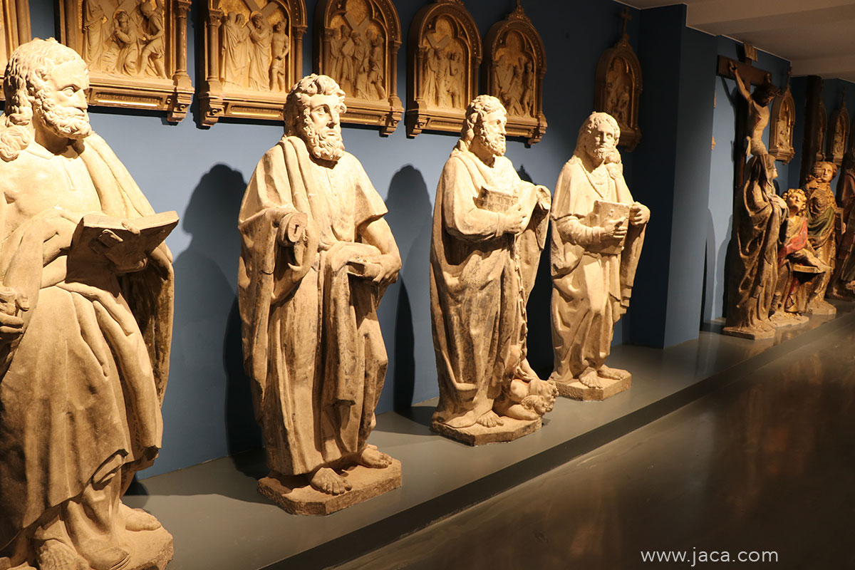 Antes de abandonar el recorrido, el visitante encontrará una última sorpresa: varias esculturas pertenecientes al antiguo Retablo Mayor de la Catedral, incluidos algunos de los apóstoles que durante un tiempo estuvieron situados en la Lonja Mayor. Entre las ausencias destacan la figura de San Pedro, conservada en Siresa, y el Cristo románico custodiado en el Museo Diocesano.