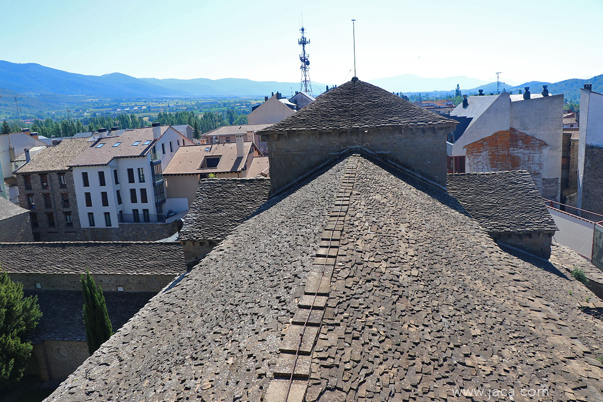 La visita continúa hasta el campanario, el punto más alto de la catedral, desde donde se disfruta de una panorámica excepcional sobre Jaca y el Pirineo. El recorrido permite además imaginar la plaza de la catedral en época medieval, llena de vida y actividad comercial.