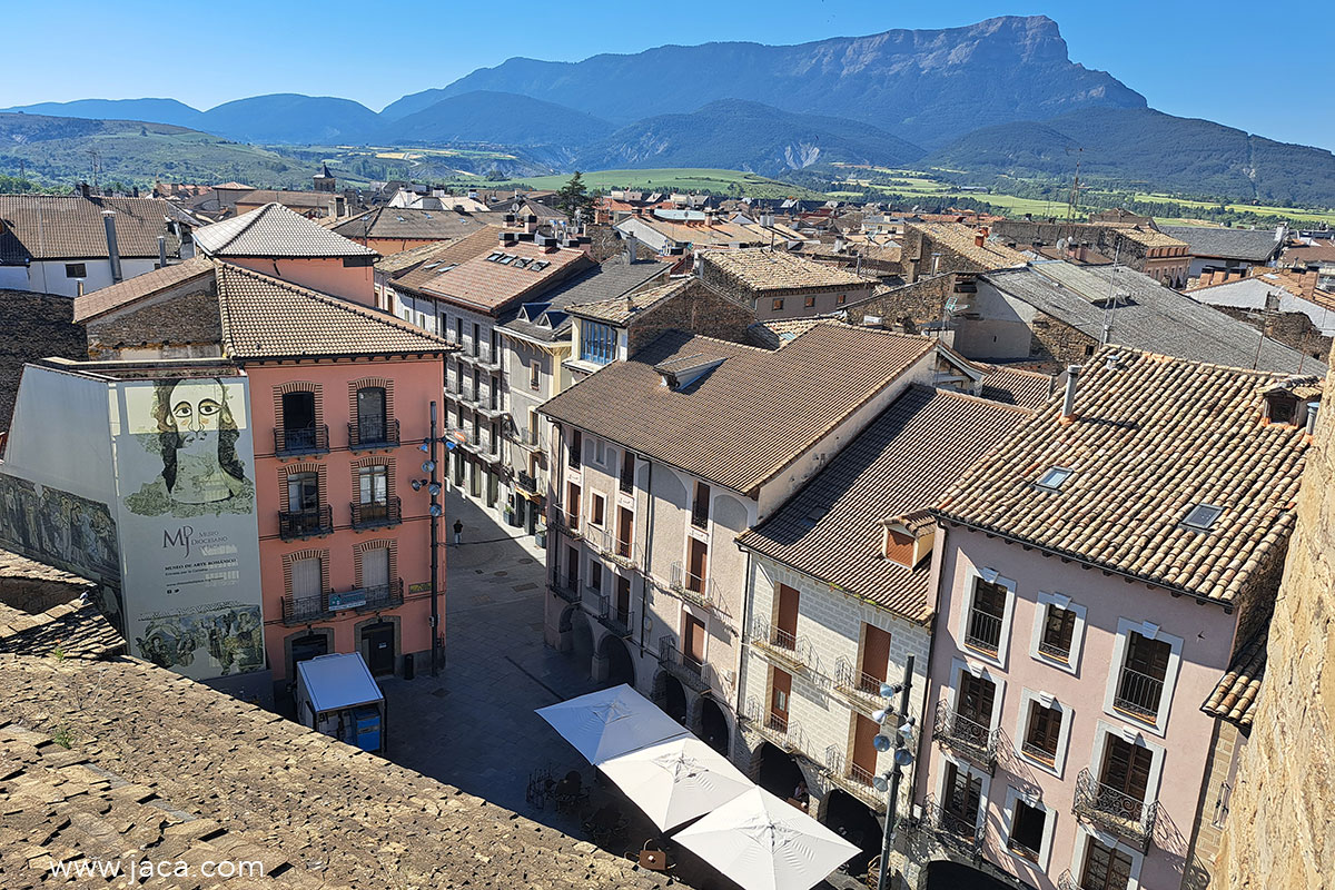 La visita continúa hasta el campanario, el punto más alto de la catedral, desde donde se disfruta de una panorámica excepcional sobre Jaca y el Pirineo. El recorrido permite además imaginar la plaza de la catedral en época medieval, llena de vida y actividad comercial.