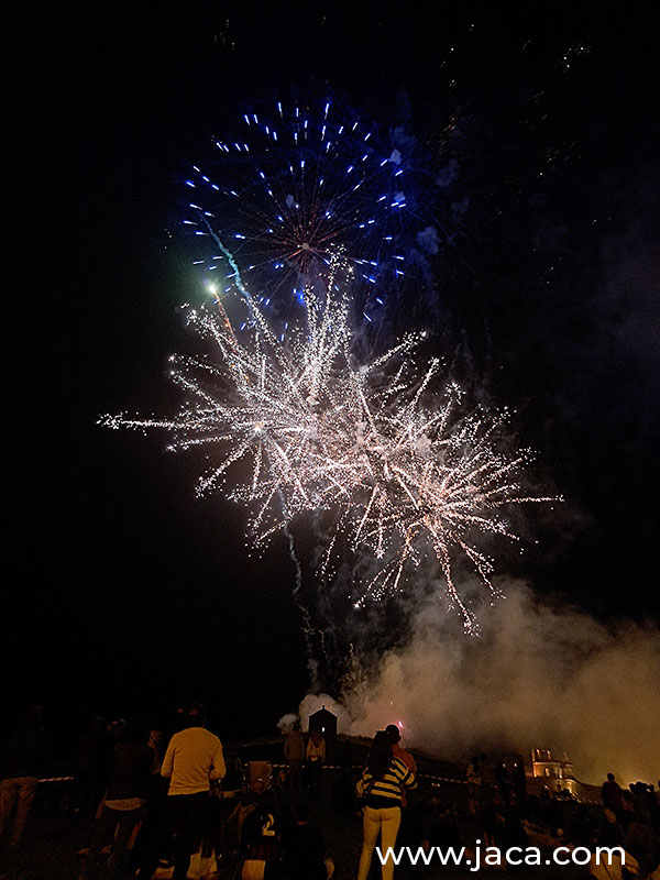 Otro de los momentos que cada año reúne a cientos de personas serán los espectáculos piromusicales en el glacis de la Ciudadela las noches del 25 y 29 de junio, una combinación de música y fuegos artificiales que se ha consolidado como uno de los actos más multitudinarios de las fiestas.