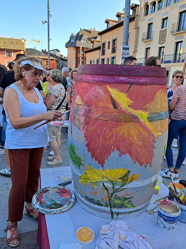 las artistas locales Maribel Latorre y Pilar Esporrín realizarán intervenciones artísticas sobre barricas de vino, una actividad que se ha convertido en una de las señas de identidad del evento.
