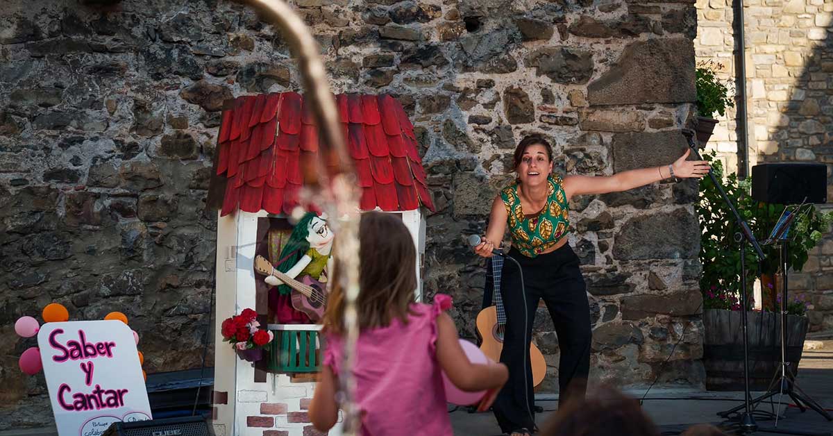 Del 23 al 25 de julio, el casco urbano de Villanúa volverá a convertirse en un gran escenario al aire libre con conciertos, espectáculos de magia y propuestas artísticas 